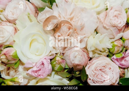 Bouquet di fiori. La sposa il bouquet. Bouquet nuziale. Floristics. Gli anelli di nozze. Bouquet nozze da colori diversi. Foto Stock