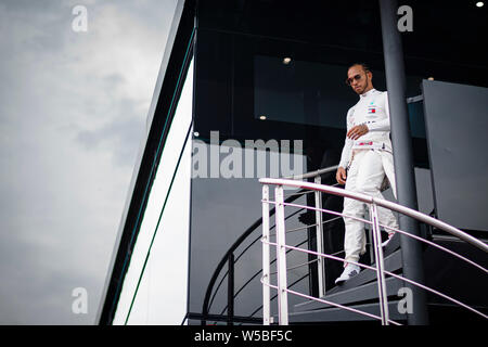 Mercedes AMG Petronas F1 del Team driver britannico Lewis Hamilton lascia il motorhome prima dell'inizio della terza sessione di prove libere del tedesco F1 Grand Prix. Foto Stock