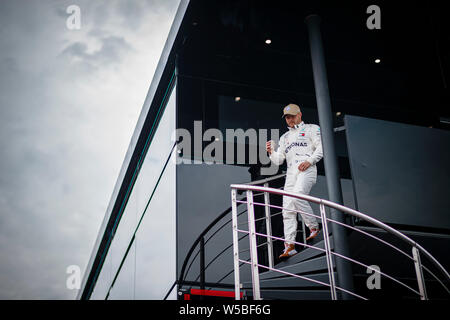 Mercedes AMG Petronas F1 del Team pilota finlandese Valtteri Bottas lascia il motorhome prima dell'inizio della terza sessione di prove libere del tedesco F1 Grand Prix. Foto Stock