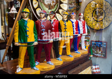 Souvenir di ceramica statue del Palio del jockey in vendita in una vetrina di un negozio Foto Stock