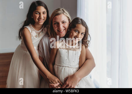 Ritratto di madre e le figlie di sorridere alla telecamera in studio Foto Stock