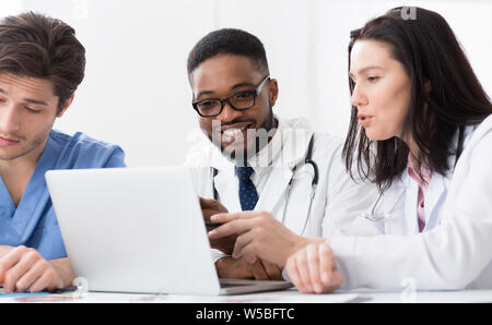 Due professionisti consulenza, utilizzando laptop in sala riunioni Foto Stock