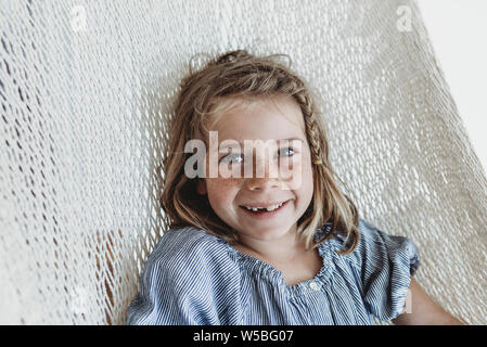 Ritratto di scuola sorridente in età ragazza con treccia in suoi capelli Foto Stock