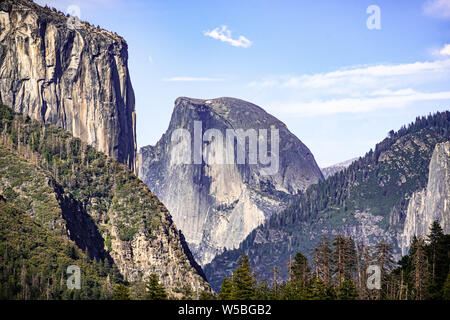 Vista in direzione di Half Dome, El Capitan visibile sulla sinistra; il Parco Nazionale di Yosemite in California Foto Stock