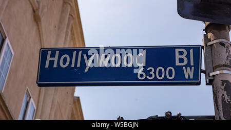 Hollywood Beato LA, California, USA. Cartello blu facciata degli edifici, cielo blu sullo sfondo. Soleggiata giornata di primavera. Foto Stock