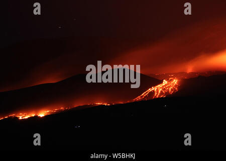Catania, Italia. 28 Luglio, 2019. Nicolosi (Catania) Etna erutta una nuova frattura sull'Etna con un relativo flusso di andare verso il filosofo (Torre Angela Platania/fotogramma, - 2019-07-28) p.s. la foto e' utilizzabile nel rispetto del contesto in cui e' stata scattata, e senza intento diffamatorio del decoro delle persone rappresentate Credit: Indipendente Photo Agency Srl/Alamy Live News Foto Stock