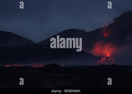 Catania, Italia. 28 Luglio, 2019. Nicolosi (Catania) Etna erutta una nuova frattura sull'Etna con un relativo flusso di andare verso il filosofo (Torre Angela Platania/fotogramma, - 2019-07-28) p.s. la foto e' utilizzabile nel rispetto del contesto in cui e' stata scattata, e senza intento diffamatorio del decoro delle persone rappresentate Credit: Indipendente Photo Agency Srl/Alamy Live News Foto Stock