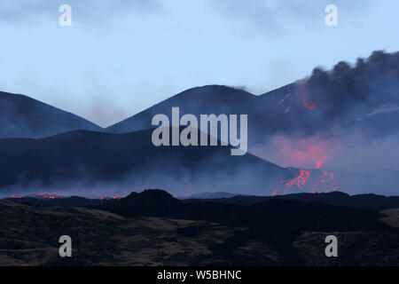 Catania, Italia. 28 Luglio, 2019. Nicolosi (Catania) Etna erutta una nuova frattura sull'Etna con un relativo flusso di andare verso il filosofo (Torre Angela Platania/fotogramma, - 2019-07-28) p.s. la foto e' utilizzabile nel rispetto del contesto in cui e' stata scattata, e senza intento diffamatorio del decoro delle persone rappresentate Credit: Indipendente Photo Agency Srl/Alamy Live News Foto Stock
