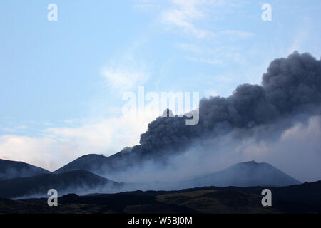 Catania, Italia. 28 Luglio, 2019. Nicolosi (Catania) Etna erutta una nuova frattura sull'Etna con un relativo flusso di andare verso il filosofo (Torre Angela Platania/fotogramma, - 2019-07-28) p.s. la foto e' utilizzabile nel rispetto del contesto in cui e' stata scattata, e senza intento diffamatorio del decoro delle persone rappresentate Credit: Indipendente Photo Agency Srl/Alamy Live News Foto Stock