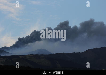 Catania, Italia. 28 Luglio, 2019. Nicolosi (Catania) Etna erutta una nuova frattura sull'Etna con un relativo flusso di andare verso il filosofo (Torre Angela Platania/fotogramma, - 2019-07-28) p.s. la foto e' utilizzabile nel rispetto del contesto in cui e' stata scattata, e senza intento diffamatorio del decoro delle persone rappresentate Credit: Indipendente Photo Agency Srl/Alamy Live News Foto Stock