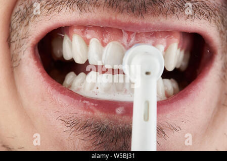 Lo sbiancamento dei denti del tema. Spazzolare i denti vista ravvicinata Foto Stock