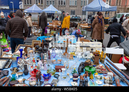 Vista persone dal sabato il mercato delle pulci sulla Naschmarkt che è situato a Vienna più centrale, famosi e popolari di mercatini delle pulci. Foto Stock