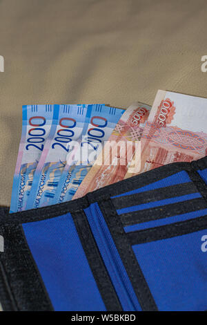 Cinque e due mila rubli di banconote in un portafoglio blu su bianco superficie leader Foto Stock