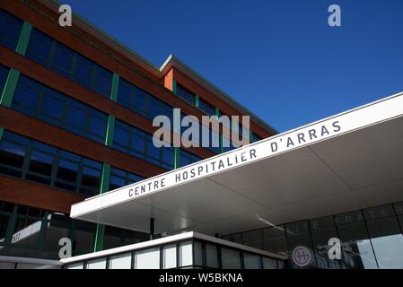 Arras, Hautes-de-France/France-March 10 2019: l'ingresso principale e la segnaletica per l'ospedale generale di Arras, nel nord della Francia Foto Stock