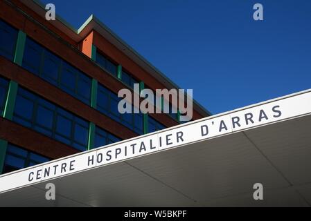 Arras, Hautes-de-France/France-March 10 2019: l'ingresso principale e la segnaletica per l'ospedale generale di Arras, nel nord della Francia Foto Stock