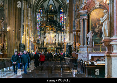 Vista persone da domenica cerimonia religiosa nel Duomo di Santo Stefano a Vienna, Austria. Foto Stock