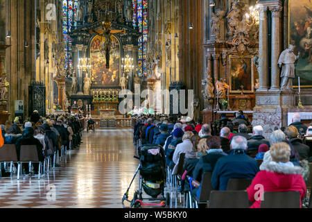 Vista persone da domenica cerimonia religiosa nel Duomo di Santo Stefano a Vienna, Austria. Foto Stock