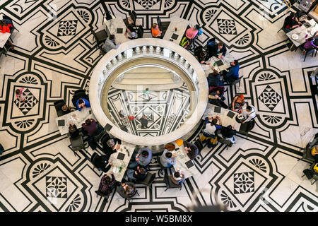 Interno vista architettonico del Museo di Storia Naturale di Vienna che è un grande e i più importanti musei di storia naturale in tutto il mondo. Foto Stock