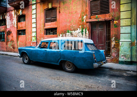 Americano classico a base station wagon sulla strada in Trinidad, Cuba Foto Stock