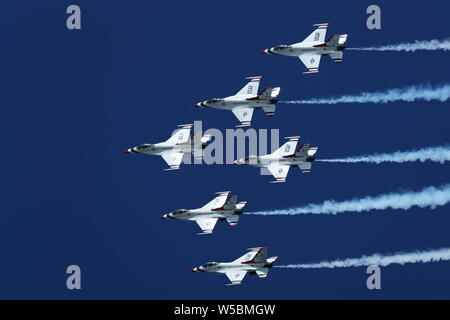 Air Force Thunderbirds sei-nave formazione nel loro F16C al grande Airshow pacifico in Huntington Beach, in California, il 19 ottobre 2018 Foto Stock