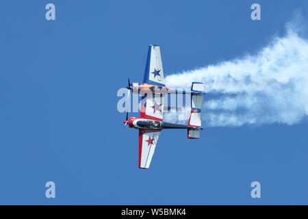 Yak 110 aeromobili battenti nel grande Airshow pacifico in Huntington Beach, in California, il 19 ottobre 2018 Foto Stock