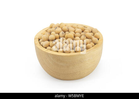 I fagioli di soia in ciotola legno isolato su sfondo bianco con percorso clupping Foto Stock