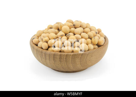 I fagioli di soia in ciotola legno isolato su sfondo bianco con percorso clupping Foto Stock