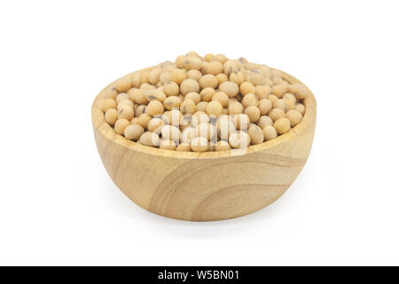 I fagioli di soia in ciotola legno isolato su sfondo bianco con percorso clupping Foto Stock