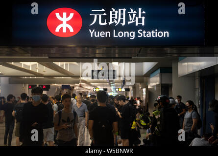 Hong Kong della metropolitana MTR ingresso in Yuen Long station impaccata con manifestanti durante la dimostrazione.Migliaia di protester continuano la loro settimanale anti-governo protesta chiedono al governo di ritiro pienamente la legge in materia di estradizione e di impostare una commissione indipendente per esaminare le questioni di polizia utilizzando una forza sproporzionata contro protester e collegamento con enti locali gang per attaccare i manifestanti la scorsa settimana. La protesta ha avuto luogo in Yuen Long quartiere dove i dimostranti sono stati brutalmente aggredito da una folla di gang membri vestite di bianco la scorsa settimana. Foto Stock