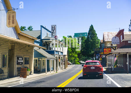 Giugno 26, 2019 Groveland / CA / STATI UNITI D'AMERICA - passando attraverso Groveland sulla strada per il Parco Nazionale di Yosemite, Sierra Nevada Foto Stock