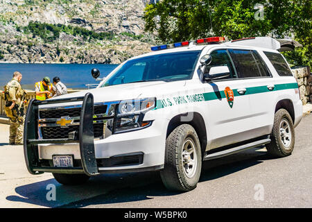 Giugno 26, 2019 il Parco Nazionale di Yosemite / CA / STATI UNITI D'AMERICA - US Ranger del Parco veicolo parcheggiato a Hetch Hetchy serbatoio durante un programma di formazione Foto Stock