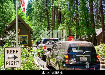 Giugno 26, 2019 il Parco Nazionale di Yosemite / CA / STATI UNITI D'AMERICA - occupato la stazione di entrata al Parco Nazionale di Yosemite, con vetture in attesa in linea per ottenere un permesso Foto Stock