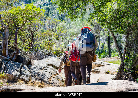 Giugno 26, 2019 il Parco Nazionale di Yosemite / CA / STATI UNITI D'AMERICA - California conservazione Corps (CCC) membri escursionismo nella Hetch Hetchy serbatoio zona; il CCC è un Foto Stock