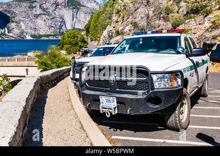 Giugno 26, 2019 il Parco Nazionale di Yosemite / CA / STATI UNITI D'AMERICA - US Ranger del Parco veicolo parcheggiato a Hetch Hetchy serbatoio durante un programma di formazione Foto Stock