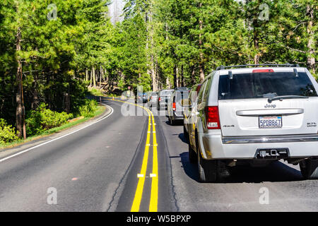 Giugno 26, 2019 il Parco Nazionale di Yosemite / CA / STATI UNITI D'AMERICA - veicoli fermi sulla Hwy 120 per lavori di costruzione Foto Stock