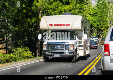 Giugno 26, 2019 il Parco Nazionale di Yosemite / CA / STATI UNITI D'AMERICA - El Monte RV Viaggiare sulla autostrada 120 su una soleggiata giornata estiva; El Monte RV offre noleggio e maintenan Foto Stock