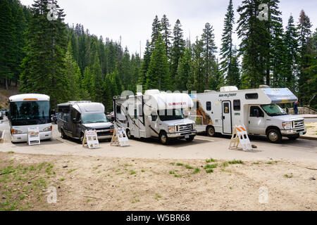 Giugno 27, 2019 il Parco Nazionale di Yosemite / CA / STATI UNITI D'AMERICA - punto ghiacciaio area parcheggio per roulotte Foto Stock