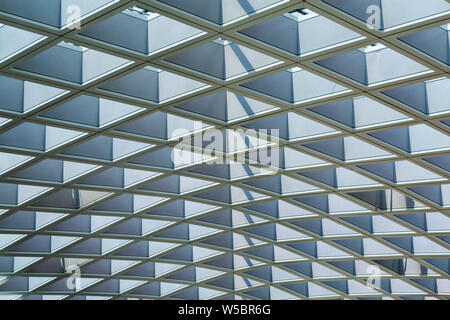 Telaio in acciaio della struttura del tetto i dettagli di architettura di pattern in un edificio moderno. Foto Stock