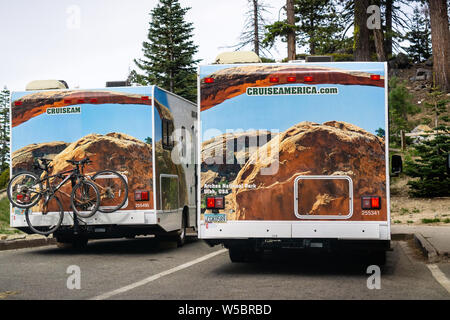 Giugno 27, 2019 il Parco Nazionale di Yosemite / CA / STATI UNITI D'AMERICA - Due Cruise America affittato RVs in parcheggio Foto Stock