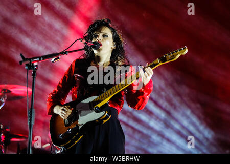 Charlton Park di Malmesbury, Wiltshire, Regno Unito. 27 Luglio, 2019. Anna Calvi esegue sul palcoscenico open-air festival Womad (il mondo delle arti di musica e danza) Sabato 27 Luglio 2019 a Charlton Park di Malmesbury. . Foto di Julie Edwards. Foto Stock