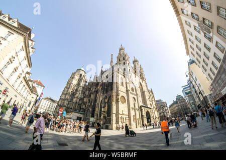 Giugno.6 2019, un ampio angolo di visione di Stephansplatz con St.Stephans Cathedral la chiesa più grande di Vienna Foto Stock