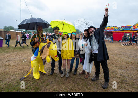 Standon, UK. Sabato 27 Luglio 2019. Un gruppo di amici non lasciando che il montone castrato smorzare vi gli spiriti Standon Calling situato nel pittoresco motivi di Standon Signoria © Jason Richardson / Alamy Live News Foto Stock