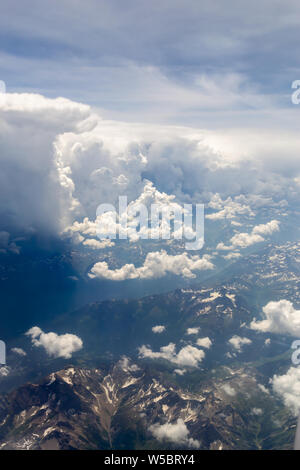 La vista panoramica del cielo con grandi e soffici nuvole drammatico al di sopra delle Alpi Foto Stock