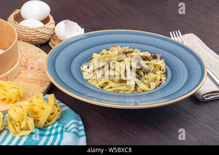 La pasta italiana - Fetucini Alfredo sulla piastra Foto Stock