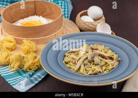 La pasta italiana - Fetucini Alfredo sulla piastra Foto Stock