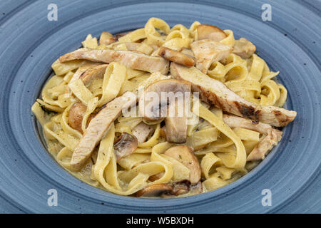 La pasta italiana - Fetucini Alfredo sulla piastra Foto Stock