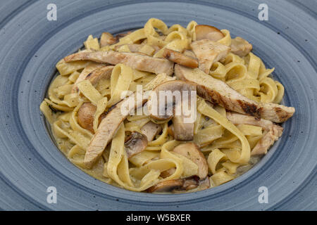 La pasta italiana - Fetucini Alfredo sulla piastra Foto Stock