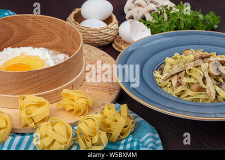 La pasta italiana - Fetucini Alfredo sulla piastra Foto Stock