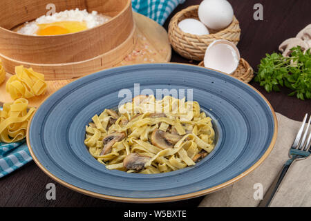 La pasta italiana - Fetucini Alfredo sulla piastra Foto Stock