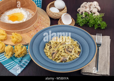 La pasta italiana - Fetucini Alfredo sulla piastra Foto Stock